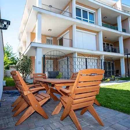 بيت ضيافة Voeroesko -elnoeki Szauna Es Jakuzzi Hasznalattal Balatonalmádi