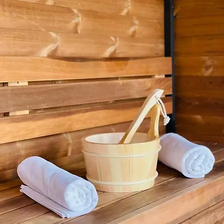 Vöröskő -elnöki Szauna és Jakuzzi Használattal 3*