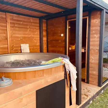 Voeroesko -elnoeki Szauna Es Jakuzzi Hasznalattal Balatonalmadi