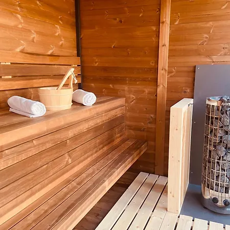 Voeroesko -elnoeki Szauna Es Jakuzzi Hasznalattal Balatonalmadi