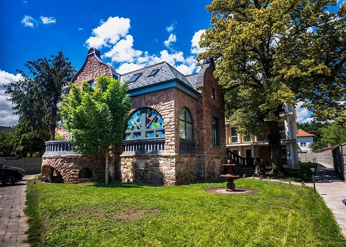 Vöröskő -elnöki Szauna és Jakuzzi Használattal 3*